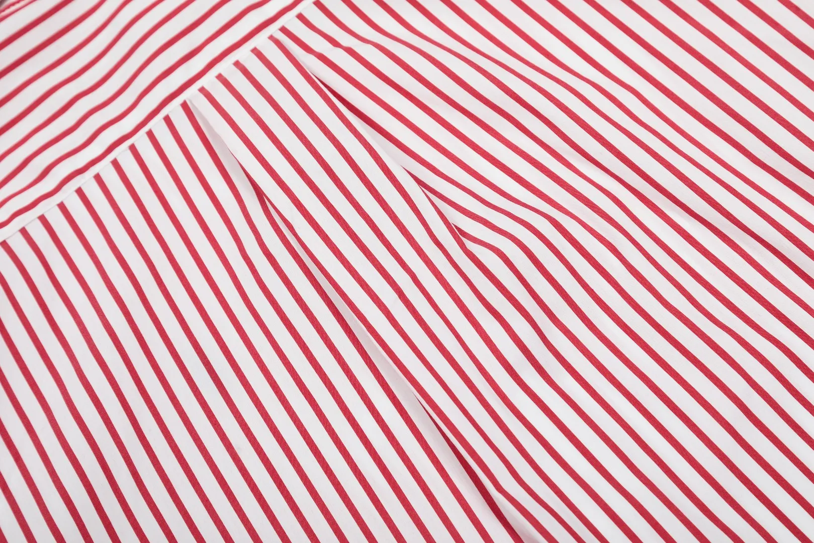 P260 💰 "Top quality" Style number: 8082# [Ralph Lauren classic basic new old money style striped shirt long sleeves] ✅Ralph Lauren Ralph Lauren colorful style old money style cotton poplin striped casual shirt long sleeves ✅Top ceiling quality ZP original development You can compare with the real thing at will ✅100% restored workmanship The entire garment is covered with seams and clean edges Curved triangular bifurcation ✅100% cotton poplin cotton Smooth to the touch Pre-car wash treatment The yarn is tighter ✅Customized dyed original pearlescent white bottom buttons, large and small zoning, vertical phoenix eyelets ✅Special shaped chiffon foil inside the collar door tube, not easy to deform and pull ✅Refreshing colorful striped shirt, salty or sweet, daily travel, extremely high production rate, customized style ✅The upper body looks much better than the real thing, can be worn alone or worn in all seasons, highly recommended for goddesses, size: S-XL, color: red, blue, green